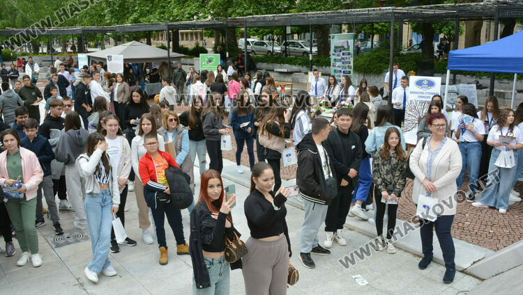 8 професионални гимназии се представиха на „Панорама на професиите“ 