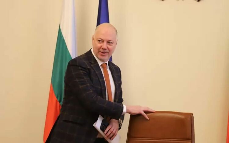 Управляващите приеха поисканата от Пеевски програма