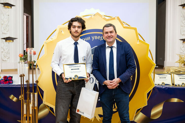 Kметът на община Перник Станислав Владимиров се срещна с най-изявените абитуриенти от пернишките училища