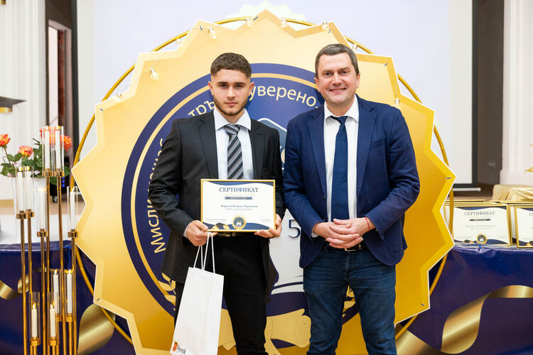 Kметът на община Перник Станислав Владимиров се срещна с най-изявените абитуриенти от пернишките училища