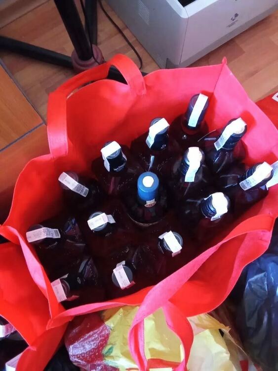 Част от готовия за пласиране фалшив алкохол