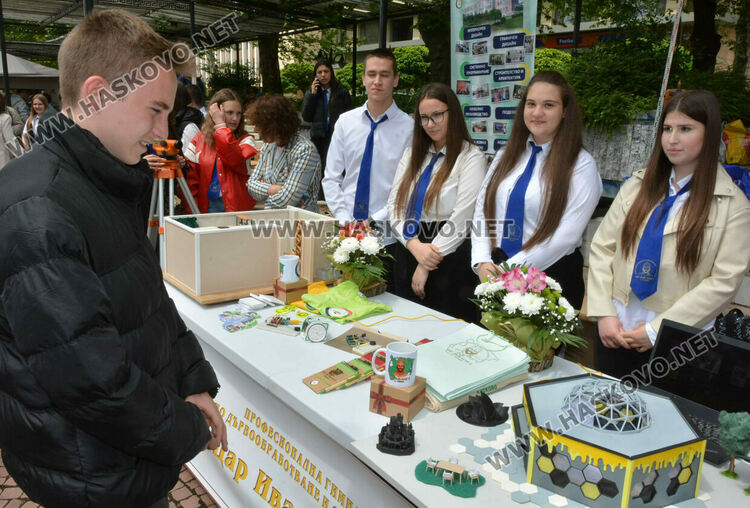 8 професионални гимназии се представиха на „Панорама на професиите“ 