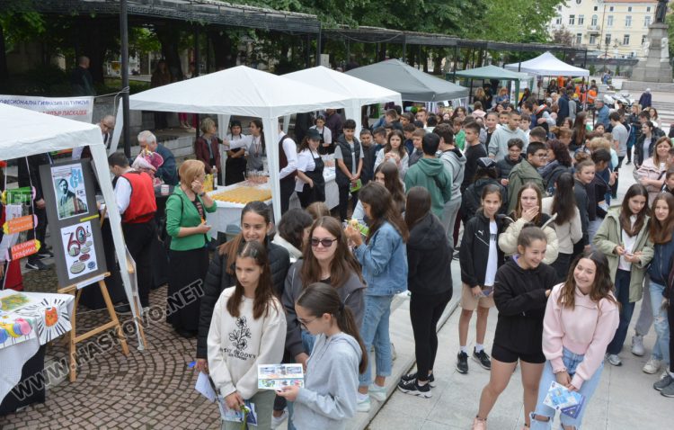8 професионални гимназии се представиха на „Панорама на професиите“ 