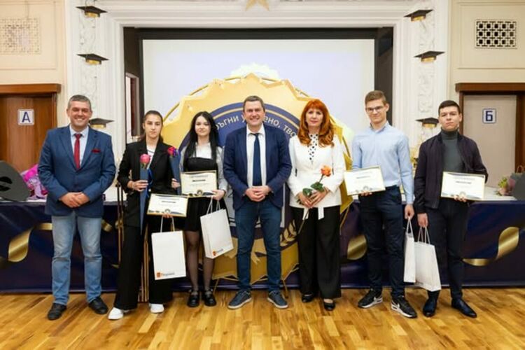 Kметът на община Перник Станислав Владимиров се срещна с най-изявените абитуриенти от пернишките училища