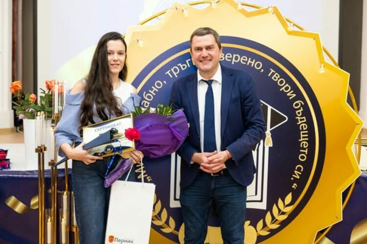 Kметът на община Перник Станислав Владимиров се срещна с най-изявените абитуриенти от пернишките училища