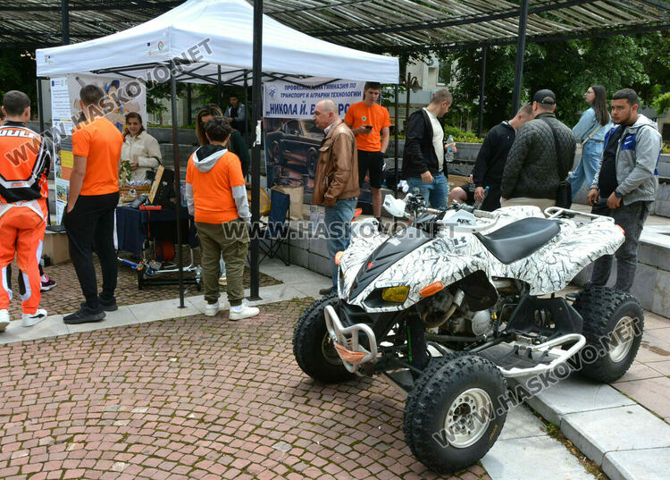 8 професионални гимназии се представиха на „Панорама на професиите“ 