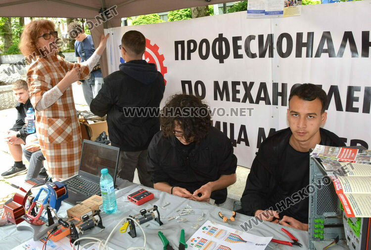 8 професионални гимназии се представиха на „Панорама на професиите“ 