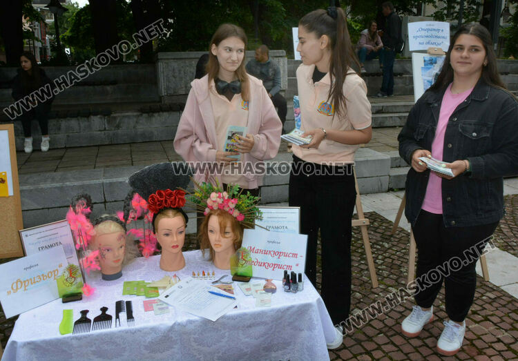 8 професионални гимназии се представиха на „Панорама на професиите“ 