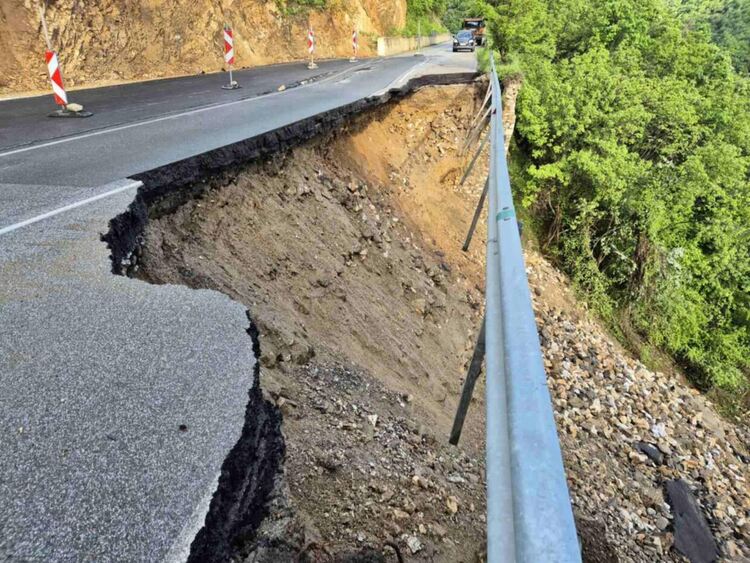 Ограничение за тежкотоварни автомобили по пътя Девин – Кричим заради разрушена подпорна стена (Галерия) 