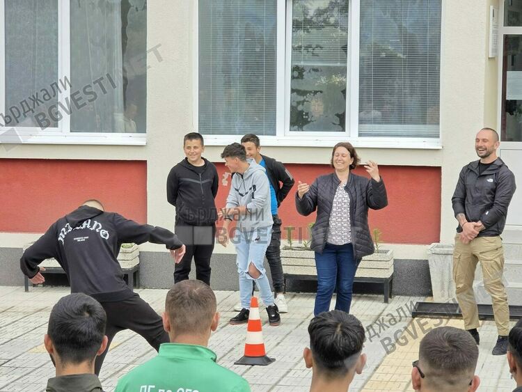 Открита беседа за опасността от шофиране под въздействие на наркотици проведоха в Професионалната гимназия по селско и горско стопанство
