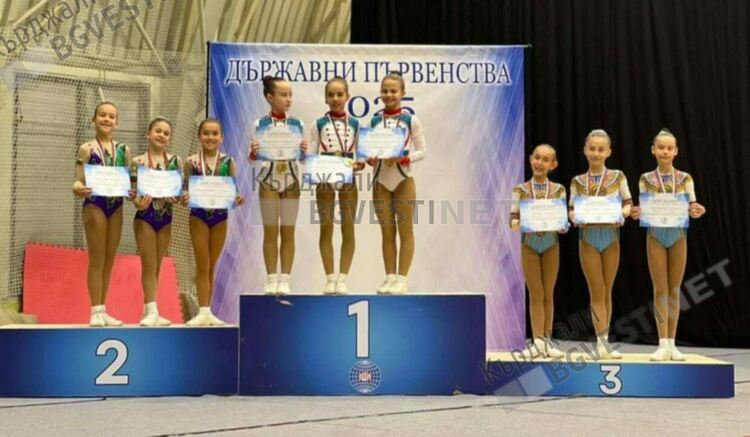 Състезателките от Клуба по спортна аеробика от Кърджали с шест медала от държавното първенство