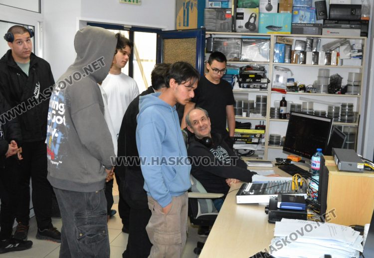 Ученици от Механото с изнесен час в eTV, която днес навършва 12 години