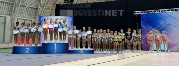 Състезателките от Клуба по спортна аеробика от Кърджали с шест медала от държавното първенство