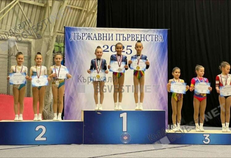 Състезателките от Клуба по спортна аеробика от Кърджали с шест медала от държавното първенство