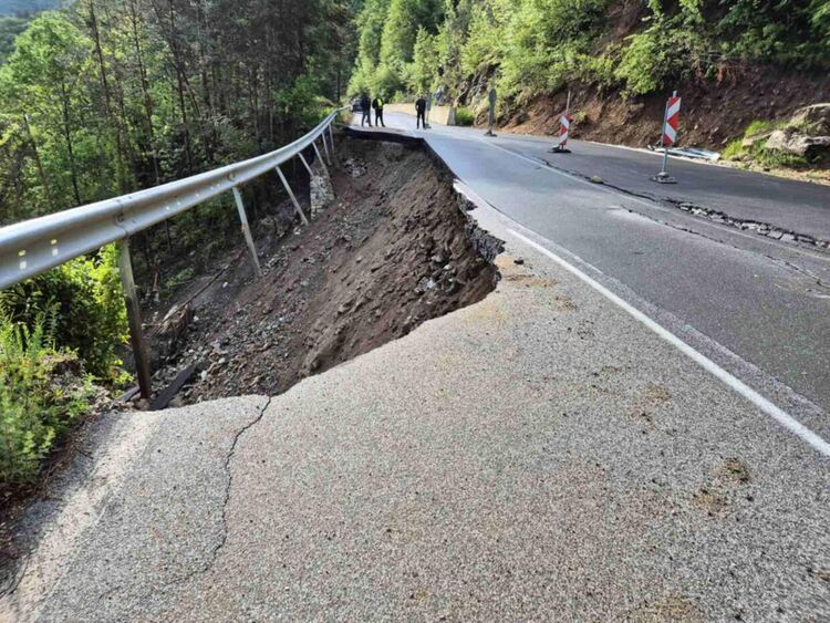 Затварят пътя Кричим – Михалково за три дни заради срутила се подпорна стена