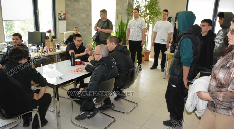 Ученици от Механото с изнесен час в eTV, която днес навършва 12 години