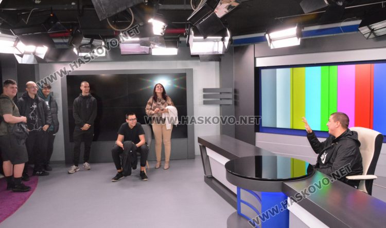 Ученици от Механото с изнесен час в eTV, която днес навършва 12 години