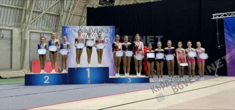Състезателките от Клуба по спортна аеробика от Кърджали с шест медала от държавното първенство