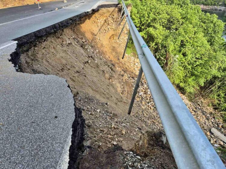 Ограничение за тежкотоварни автомобили по пътя Девин – Кричим заради разрушена подпорна стена (Галерия) 