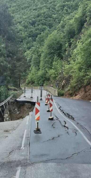 Ограничение за тежкотоварни автомобили по пътя Девин – Кричим заради разрушена подпорна стена (Галерия) 