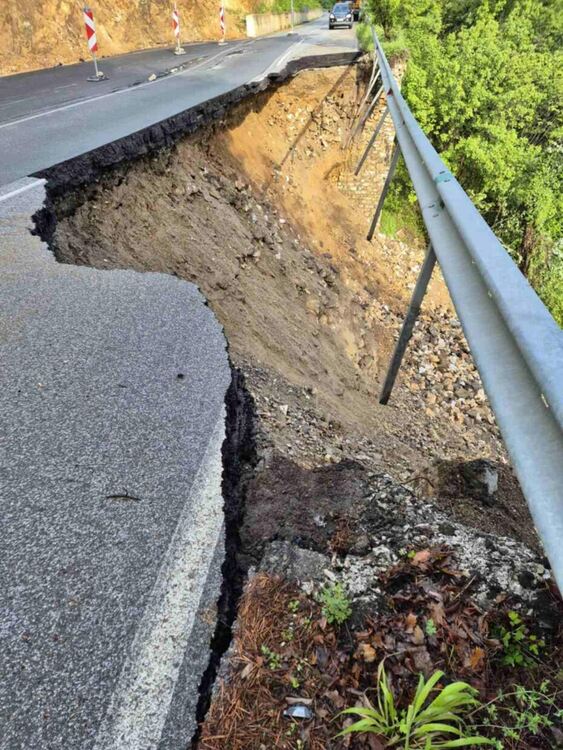 Ограничение за тежкотоварни автомобили по пътя Девин – Кричим заради разрушена подпорна стена (Галерия) 