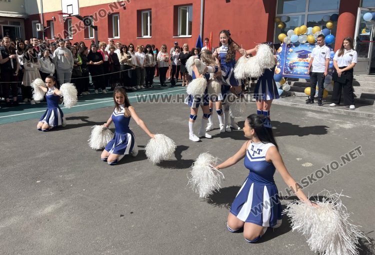 ПГ по туризъм „Александър Паскалев“ изпрати 91 абитуриенти 