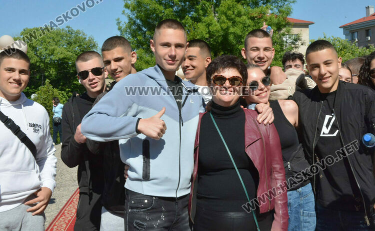 Стела Бинева е Ученик на випуск 2025 в ПМГ-Хасково, Коля Петрова е Учител на годината