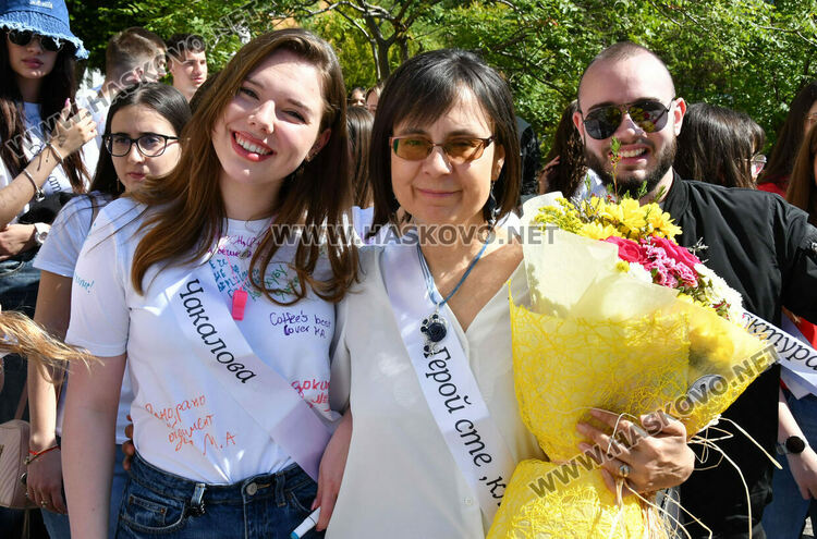Тома Николов с наградата „Златаровска премия“ в Езиковата гимназия