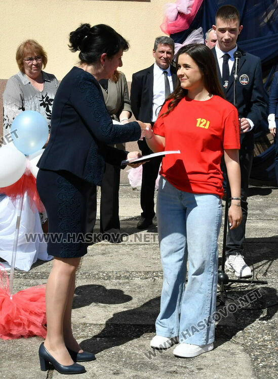 Тома Николов с наградата „Златаровска премия“ в Езиковата гимназия