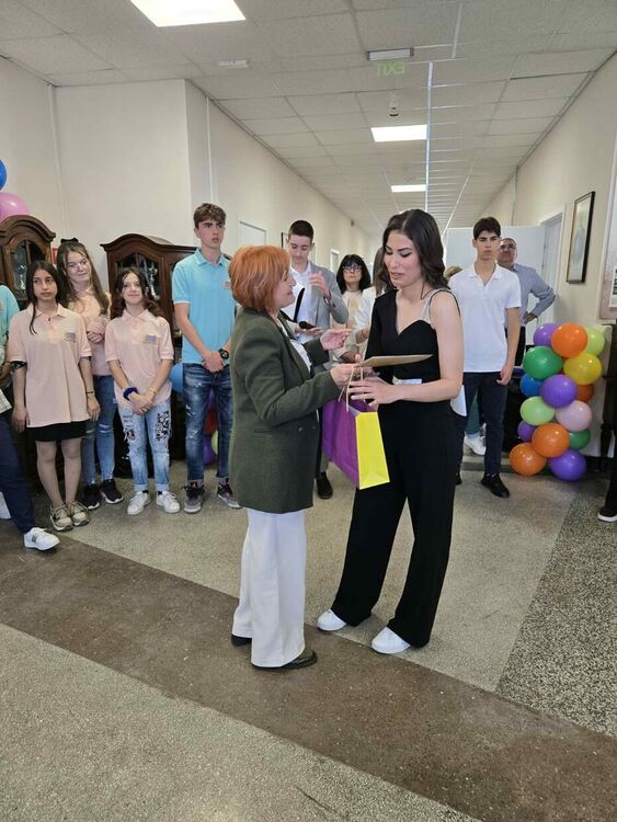 51 зрелостници днес се простиха със сълзи в ПГЛП „Райна Княгиня“