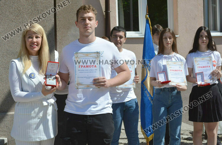 Стела Бинева е Ученик на випуск 2025 в ПМГ-Хасково, Коля Петрова е Учител на годината