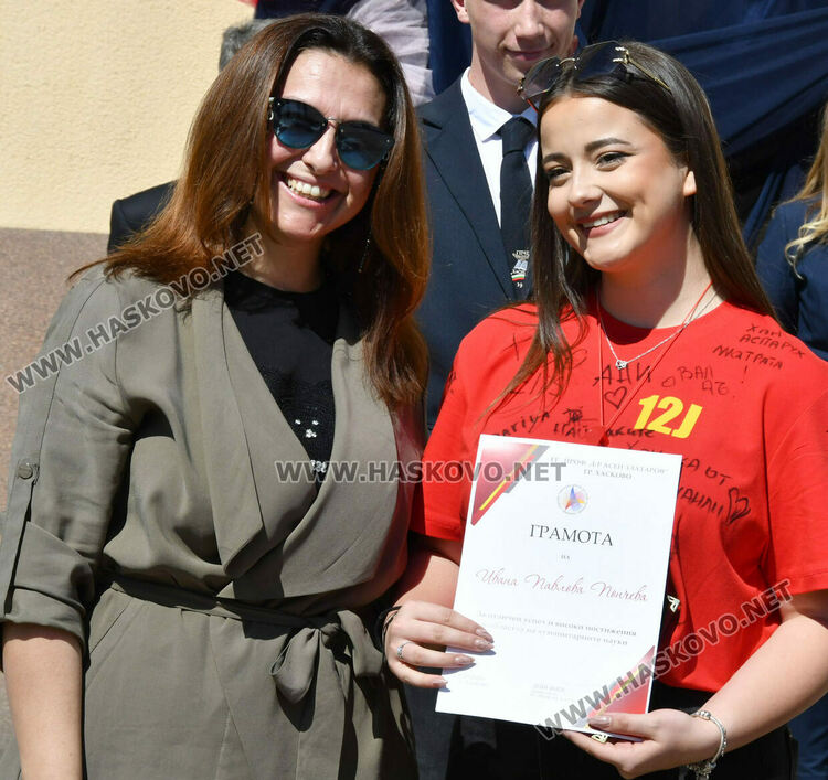 Тома Николов с наградата „Златаровска премия“ в Езиковата гимназия