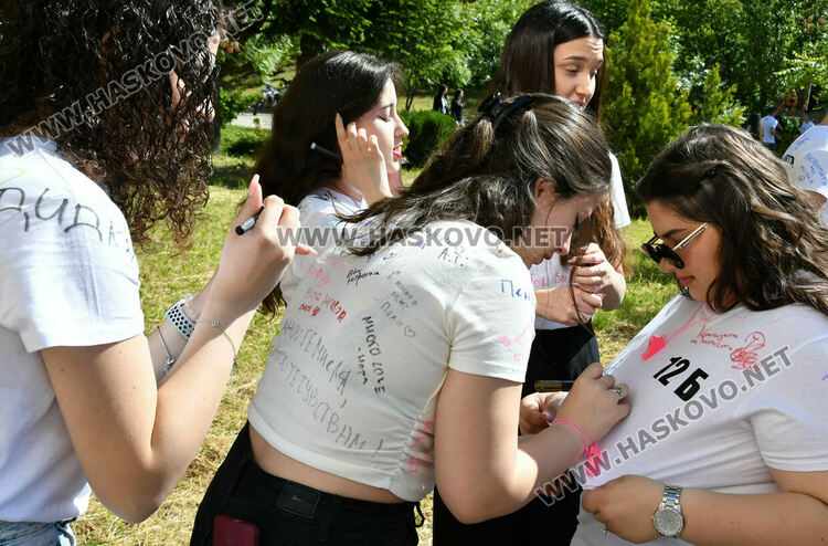 Тома Николов с наградата „Златаровска премия“ в Езиковата гимназия