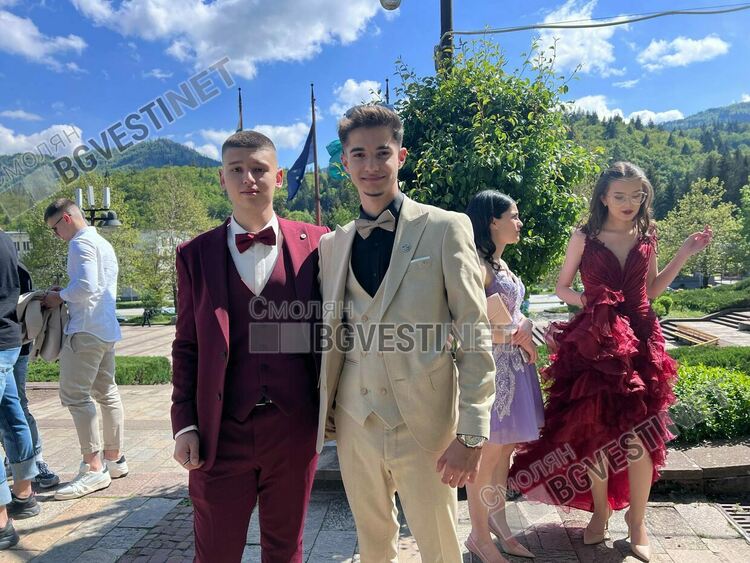 Днес гимназии в Смолян тържествено изпратиха своите зрелостници/ ГАЛЕРИЯ/