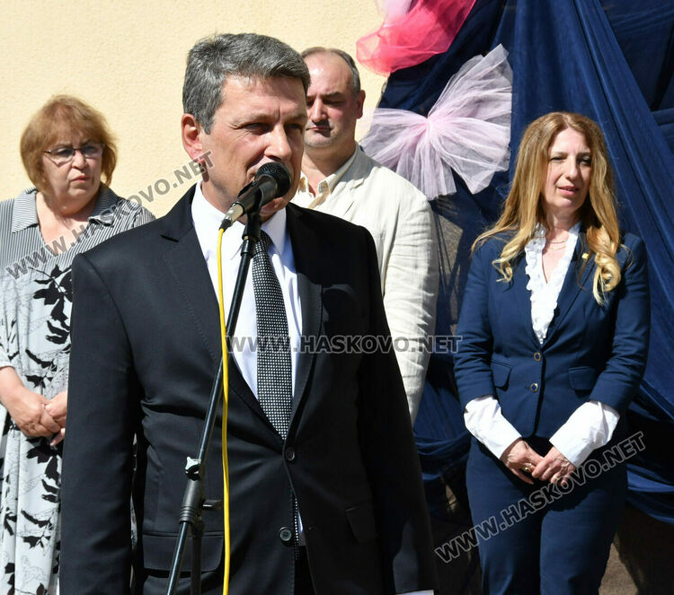 Тома Николов с наградата „Златаровска премия“ в Езиковата гимназия