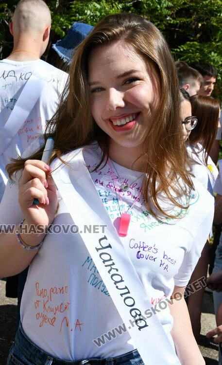 Тома Николов с наградата „Златаровска премия“ в Езиковата гимназия