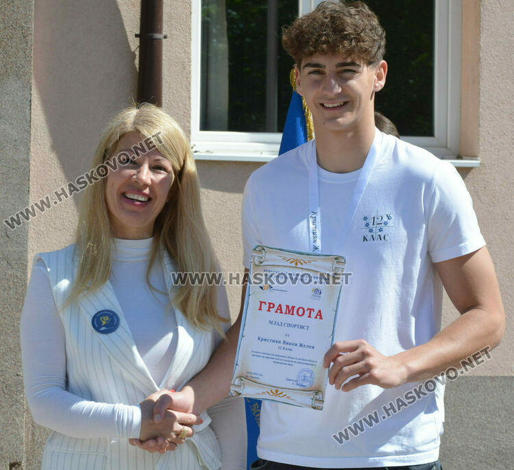 Стела Бинева е Ученик на випуск 2025 в ПМГ-Хасково, Коля Петрова е Учител на годината