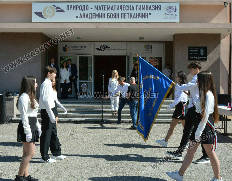 Стела Бинева е Ученик на випуск 2025 в ПМГ-Хасково, Коля Петрова е Учител на годината