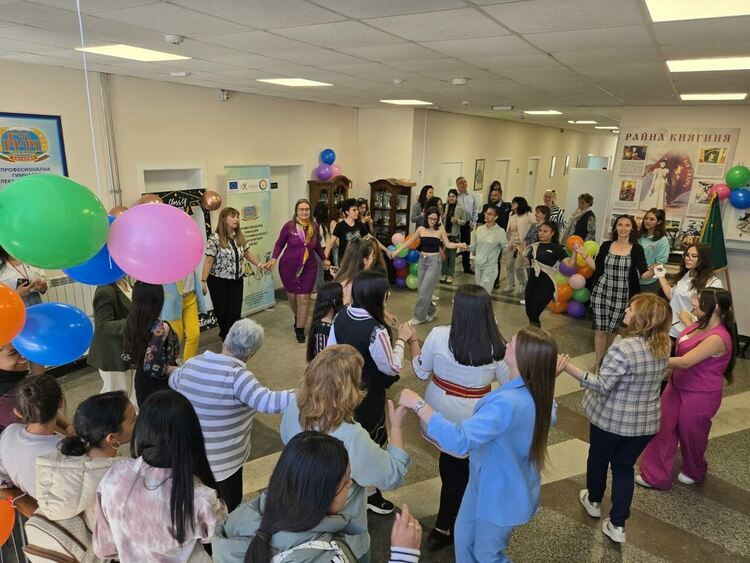 51 зрелостници днес се простиха със сълзи в ПГЛП „Райна Княгиня“