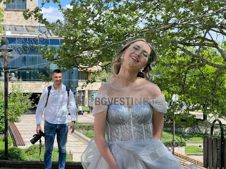 Днес гимназии в Смолян тържествено изпратиха своите зрелостници/ ГАЛЕРИЯ/