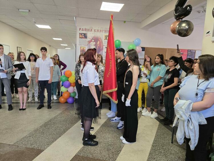 51 зрелостници днес се простиха със сълзи в ПГЛП „Райна Княгиня“  