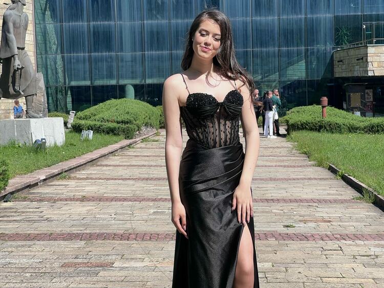 Днес гимназии в Смолян тържествено изпратиха своите зрелостници/ ГАЛЕРИЯ/