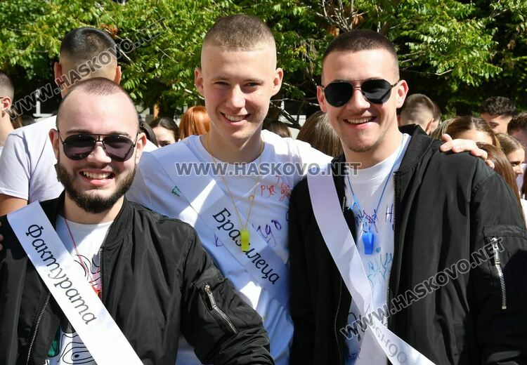 Тома Николов с наградата „Златаровска премия“ в Езиковата гимназия