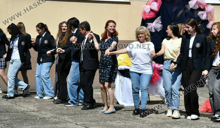 Тома Николов с наградата „Златаровска премия“ в Езиковата гимназия