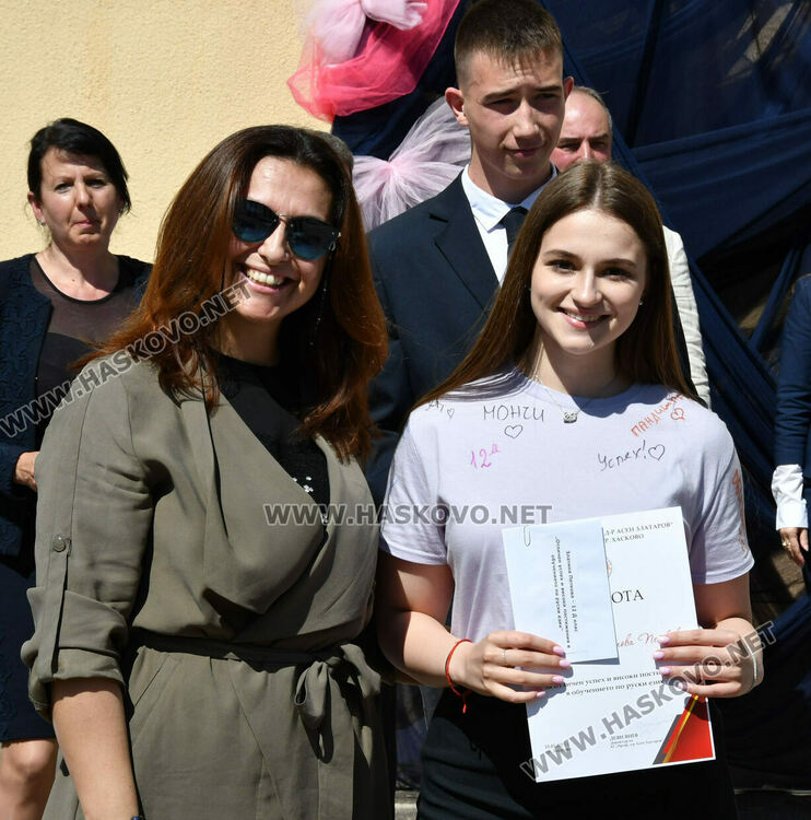 Тома Николов с наградата „Златаровска премия“ в Езиковата гимназия