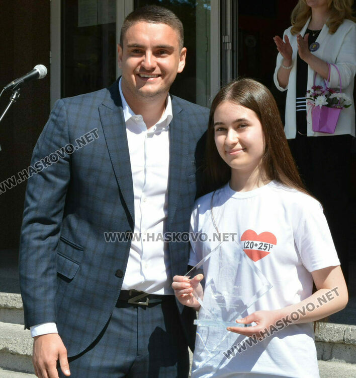 Стела Бинева е Ученик на випуск 2025 в ПМГ-Хасково, Коля Петрова е Учител на годината