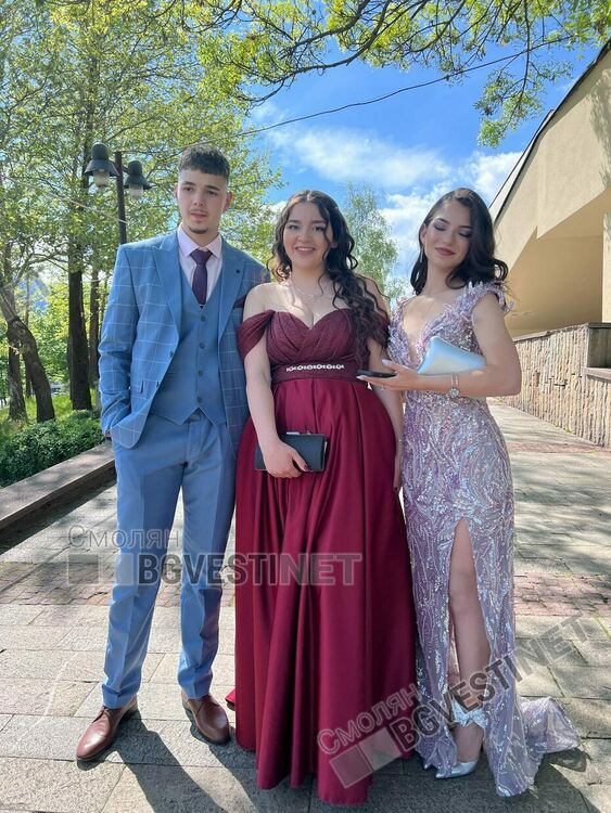 Днес гимназии в Смолян тържествено изпратиха своите зрелостници/ ГАЛЕРИЯ/