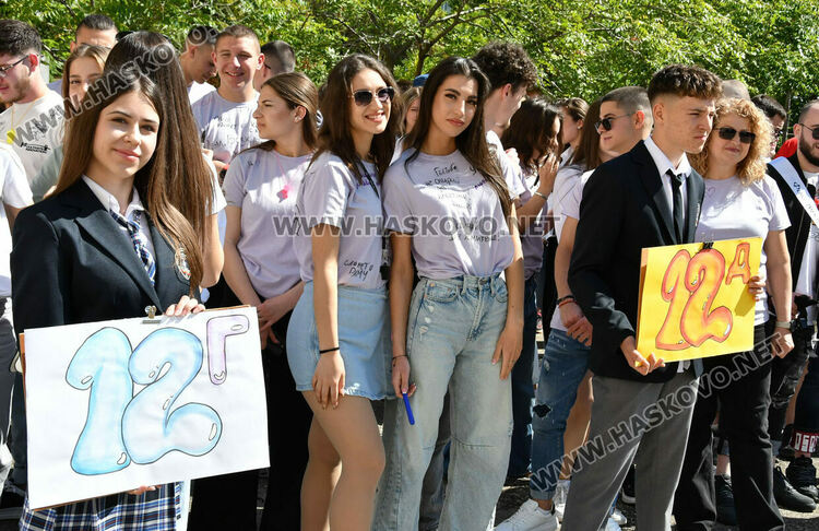 Тома Николов с наградата „Златаровска премия“ в Езиковата гимназия