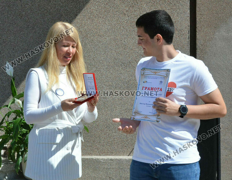 Стела Бинева е Ученик на випуск 2025 в ПМГ-Хасково, Коля Петрова е Учител на годината