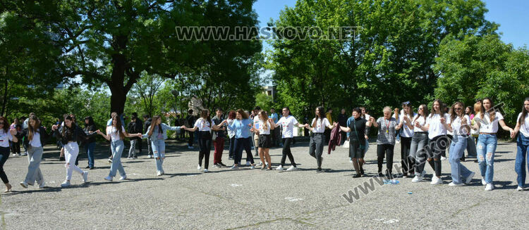 Стела Бинева е Ученик на випуск 2025 в ПМГ-Хасково, Коля Петрова е Учител на годината